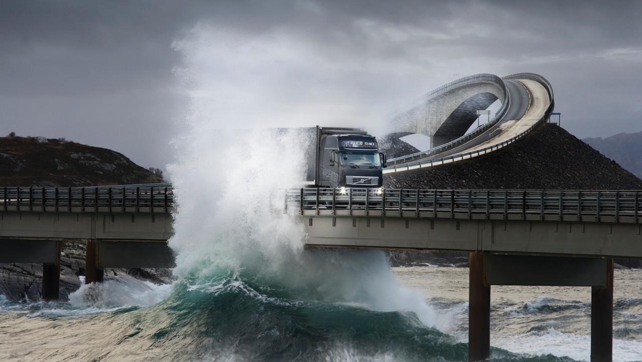 Volvo FH jedoucí přes most