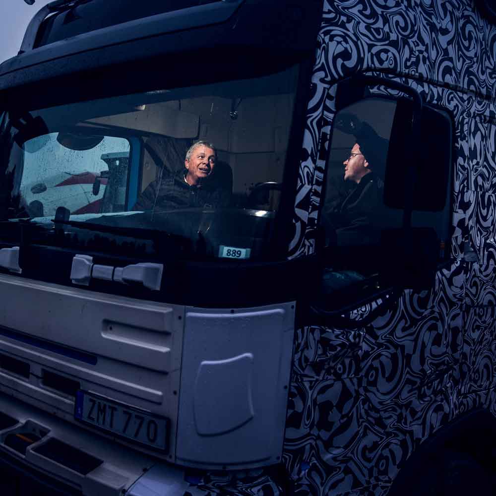 Obchodní zástupce Volvo Trucks Eric Åström mluví s Joakimem Erikssonem