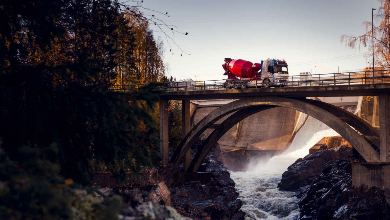 Volvo FMX po mostě přejíždí řeku