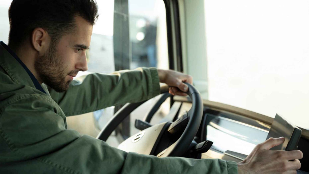 Řidič zkontroluje svůj digitální boční displej 