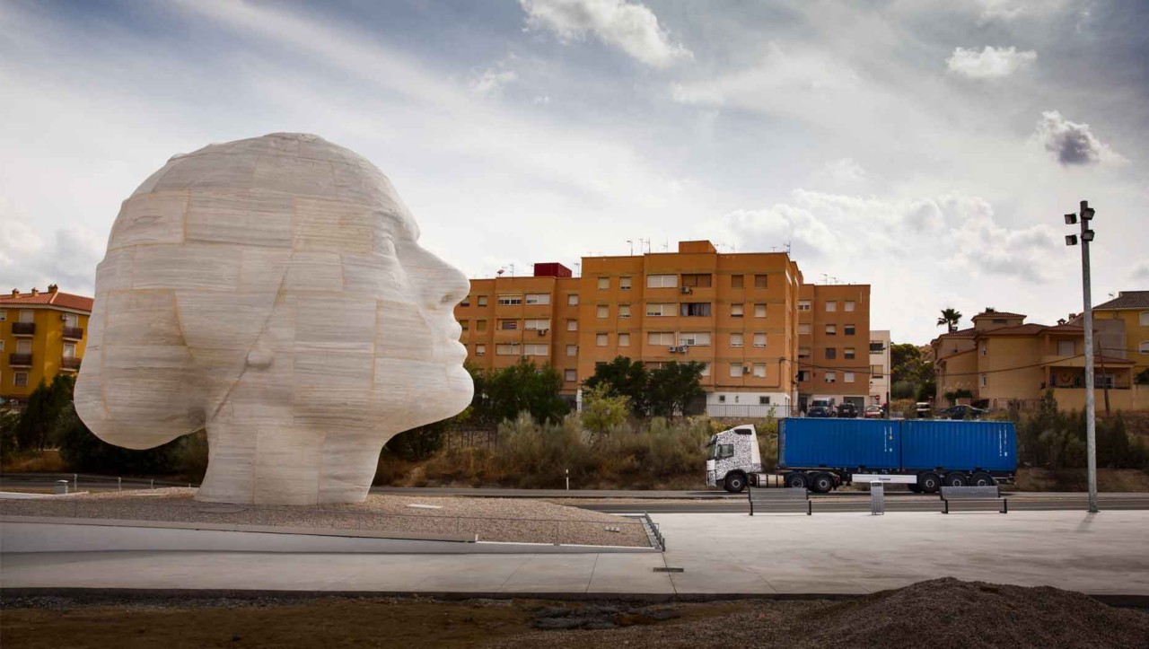 Zkušební vozidlo míjí mramorovou sochu ve Španělsku